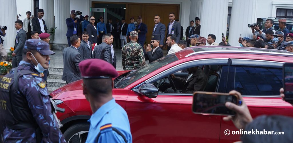 आफैं गाडी चलाएर मन्त्रालयबाट निस्किए गृहमन्त्री गुरुङ