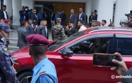 आफैं गाडी चलाएर मन्त्रालयबाट निस्किए गृहमन्त्री गुरुङ