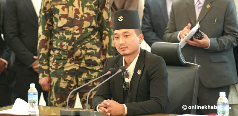 आफैं गाडी चलाएर मन्त्रालयबाट निस्किए गृहमन्त्री गुरुङ