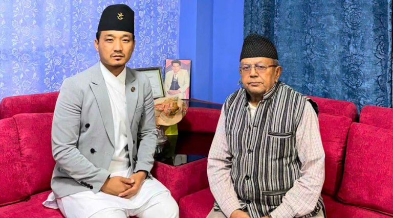 एमालेको दुर्व्यवहारमा परेका ज्येष्ठ नागरिक भेट्न पुगे गृहमन्त्री