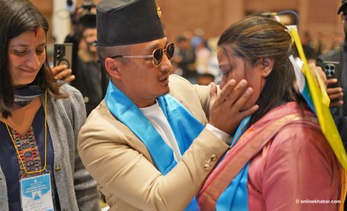 सुधन गुरुङ देखेर भक्कानिइन् जेनजी शहीद रसिककी आमा (तस्वीरहरू)