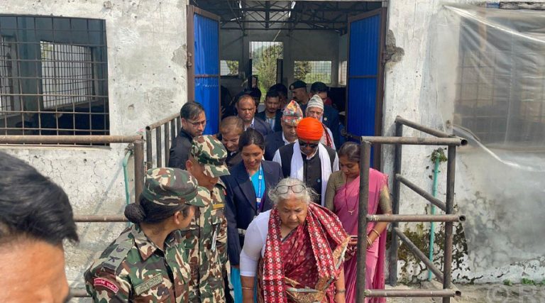 प्रधानमन्त्री कार्कीद्वारा महोत्तरीको गाई गौशाला निरीक्षण