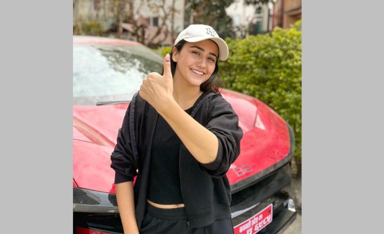 जेनजी शहीदलाई समर्पित गर्दै स्वस्तिमाले गरिन् मतदान