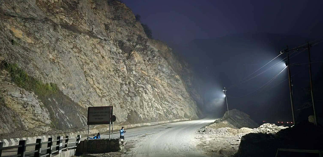 तुइन खोलाको पहिरोमा राखियो फ्लड लाइट