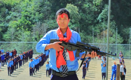 रोल्पामा कक्षा ९ का विद्यार्थीले बनाए बन्दुक