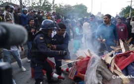 बबरमहल क्षेत्रमा प्रहरी र एमाले कार्यकर्ताबीच घम्साघम्सी (तस्वीरहरू)