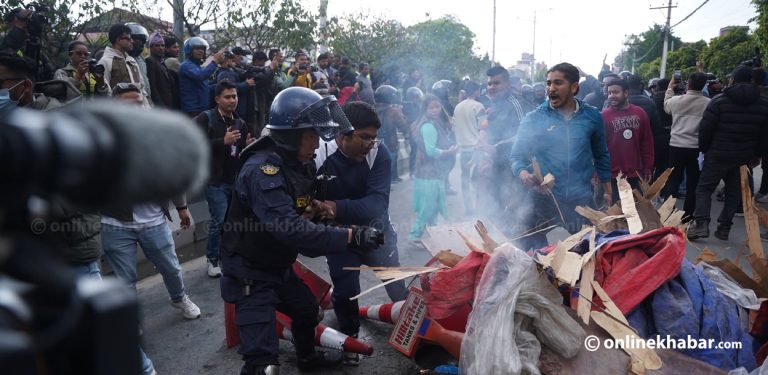 बबरमहल क्षेत्रमा प्रहरी र एमाले कार्यकर्ताबीच घम्साघम्सी (तस्वीरहरू)