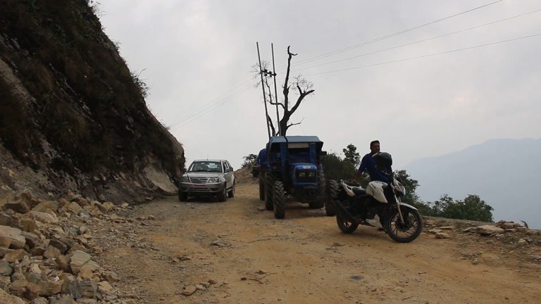 पहिरोले धनकुटा र पाँचथर जोड्ने भेडेटार-रवि-राँके सडक २ दिनदेखि अवरुद्ध