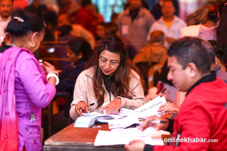 काठमाडौंका निर्वाचन केन्द्रमा कर्मचारीको अस्थायी मतदाता नामावली नपुग्दा अन्योल