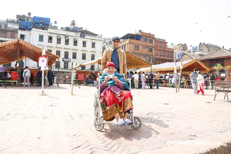 उत्साहपूर्ण मतदान जारी (तस्वीरहरू)