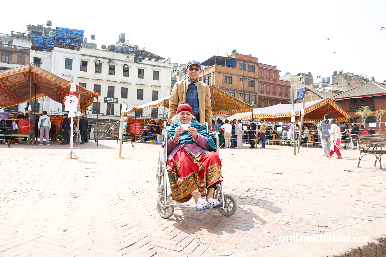उत्साहपूर्ण मतदान जारी (तस्वीरहरू)