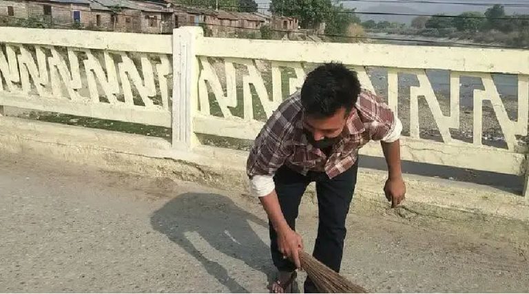 जब झाडु लिएर त्रिवेणी पुगे ठोरीका युवा धिरसिंह घिमिरे