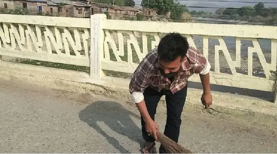 जब झाडु लिएर त्रिवेणी पुगे ठोरीका युवा धिरसिंह घिमिरे