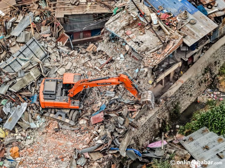 खाली गराइयो गैरीगाउँको सुकुमवासी बस्ती, सिनामंगलमा पनि डोजर चलाइँदै