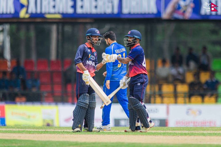 यूएई विरुद्ध नेपालको ब्याटिङ संघर्ष