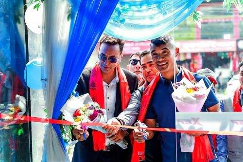 पोखरामा एक्सटेपको नयाँ आउटलेटको शुभारम्भ, ‘पोर्टर’हरुलाई निशुल्क जुत्ता वितरण