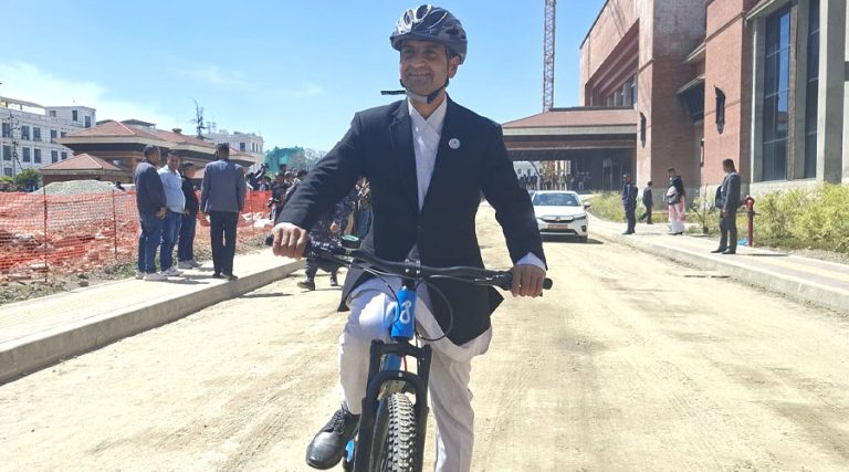 साइकल चढेर संसद् भवन गए रास्वपा सांसद गजुरेल