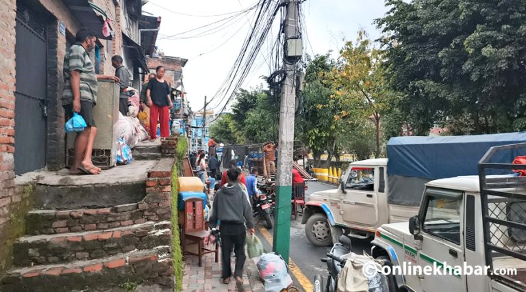 अनामनगरको धोबीखोला किनारका सुकुमवासी बस्ती छाडेर हिँड्न थाले