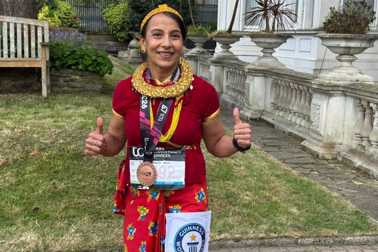 लन्डन म्याराथनमा गुन्यू चोलीमा दौडिएर अन्जुले बनाइन् विश्व रेकर्ड