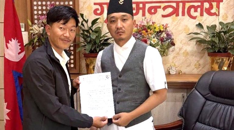 मन्त्रीहरूलाई आफ्ना जिल्लाका समस्या बुझाउँदै सांसद राई