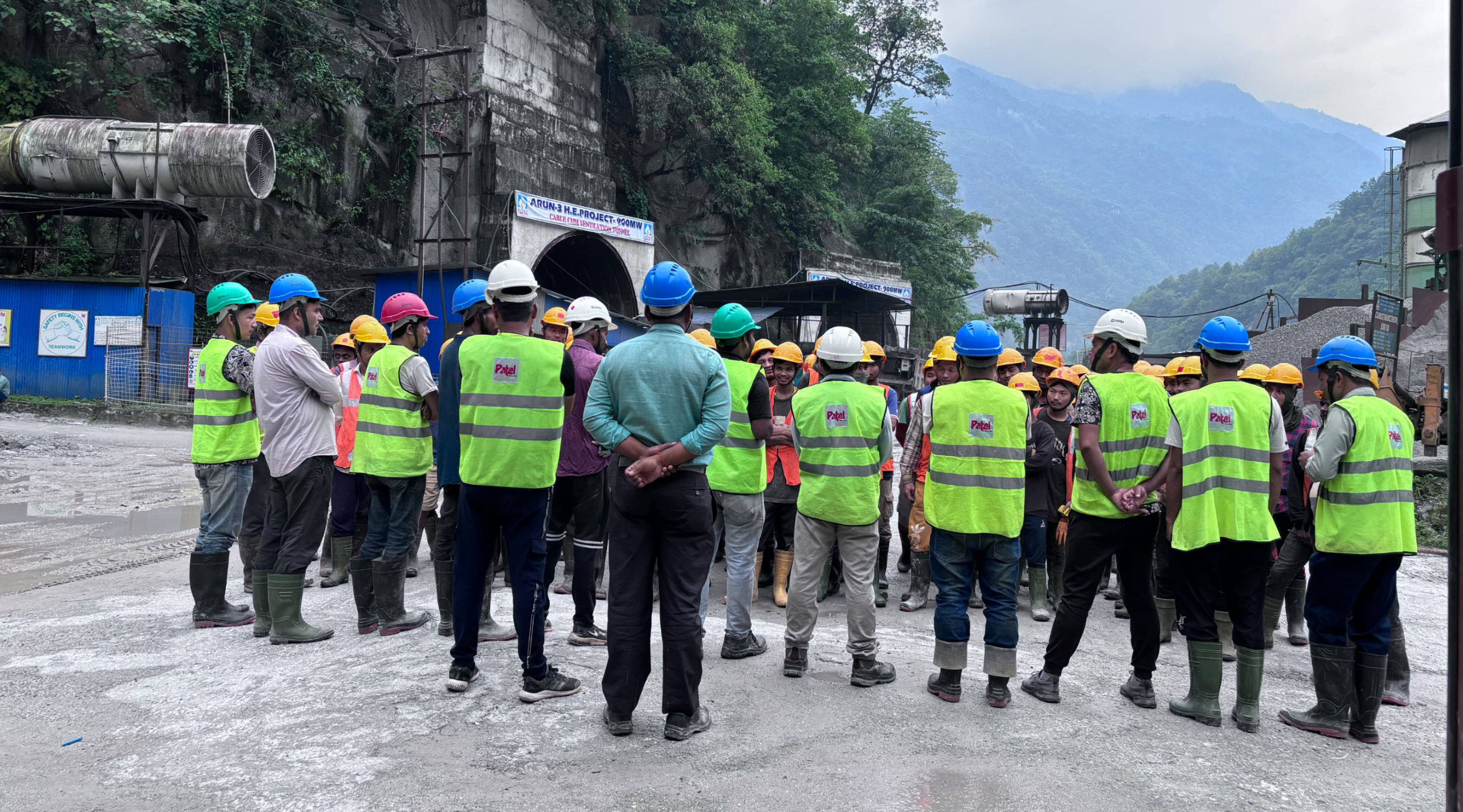 तलब नपाएपछि अरुण तेस्रो जलविद्युत् आयोजनाका मजदुर आन्दोलित, काम ठप्प