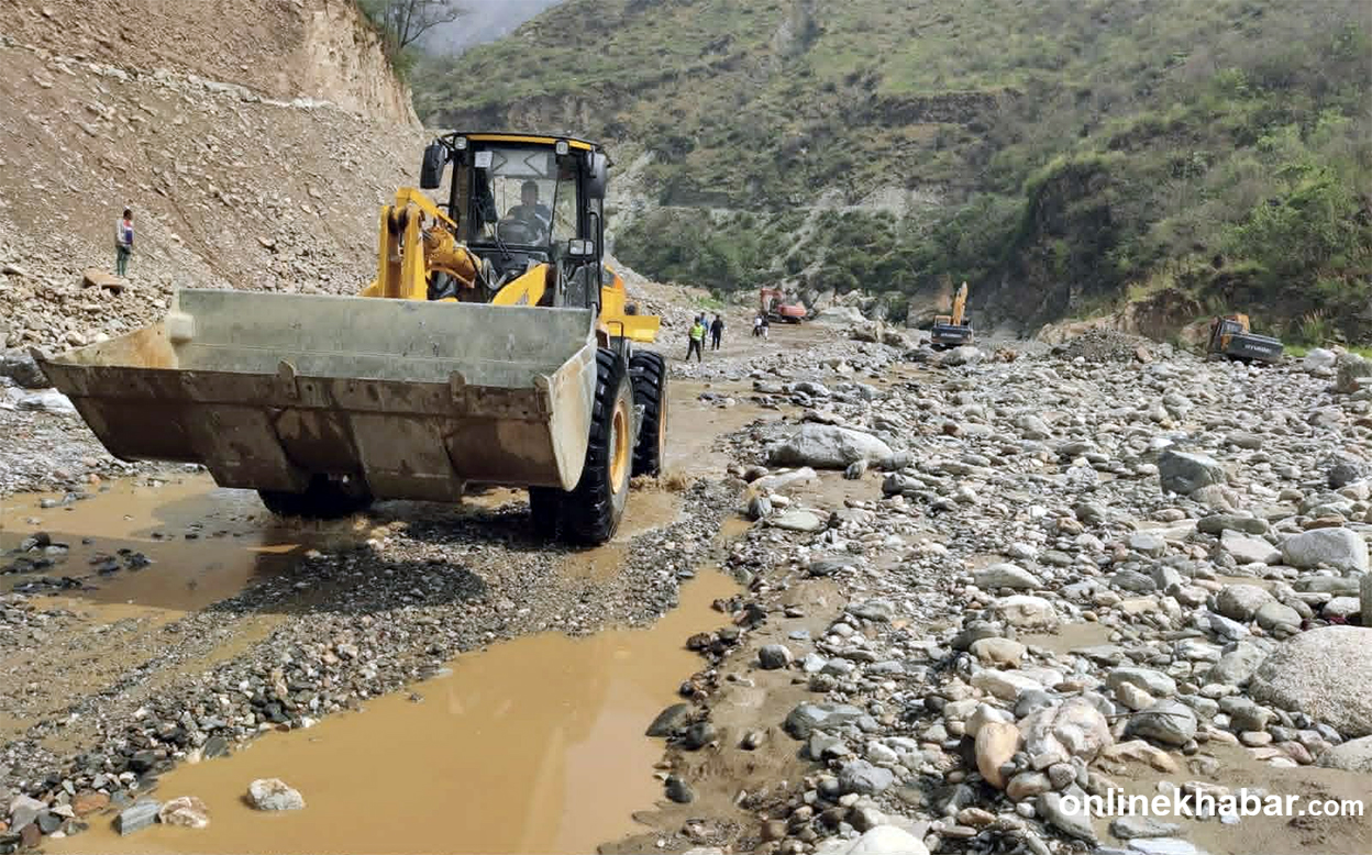 बीपी राजमार्ग पुन: अवरुद्ध, सोमबार बनाइएका डाइभर्सन बाढीले बगायो