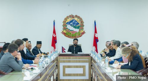 प्रधानमन्त्रीको कूटनीति मिटिङ : कसले राख्याे राजदूतका अगाडि प्लास्टिकका बाेतल ? 