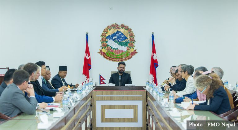 प्रधानमन्त्रीको कूटनीतिक मिटिङ : कसले राख्यो राजदूतका अगाडि प्लास्टिकका बोतल ?