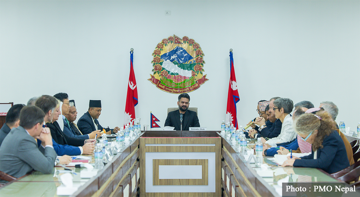 प्रधानमन्त्रीको कूटनीतिक मिटिङ : कसले राख्यो राजदूतका अगाडि प्लास्टिकका बोतल ?