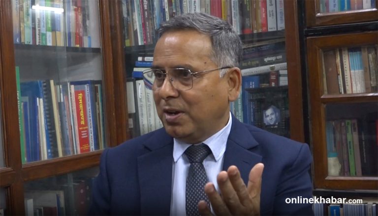 सरकारले हतारमा निर्णय नगरोस् : संविधानविद् अधिकारी