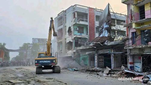 वीरगञ्जको मुख्य सडक विस्तार सुरु, बिहानै भत्काइयो घर-टहरा