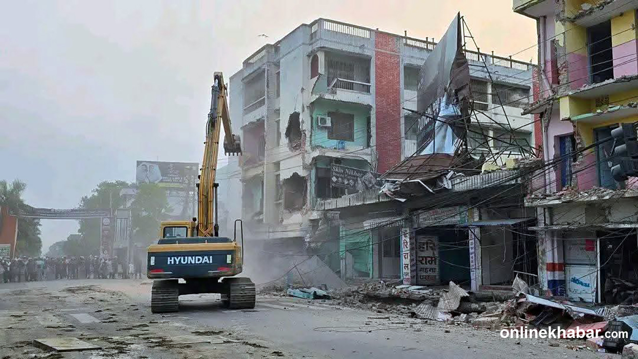 वीरगञ्जको मुख्य सडक विस्तार सुरु, बिहानै भत्काइयो घर-टहरा