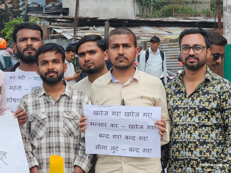 रुपैयाँ १०० को कर नीति : सही कि गलत?