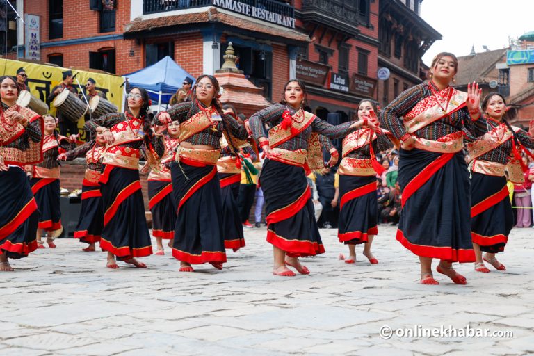 भक्तपुरमा बिस्का जात्रा (तस्वीरहरू)