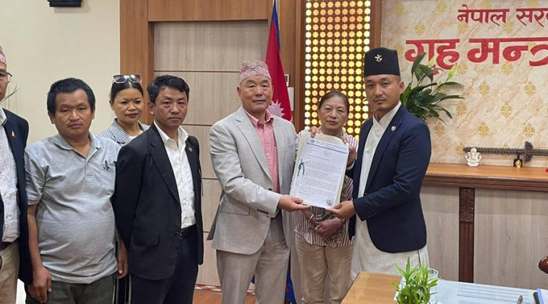 गृहमन्त्रीलाई भेटेर ब्रिटिस गोर्खाहरूले गरे नागरिकता निरन्तरताको माग