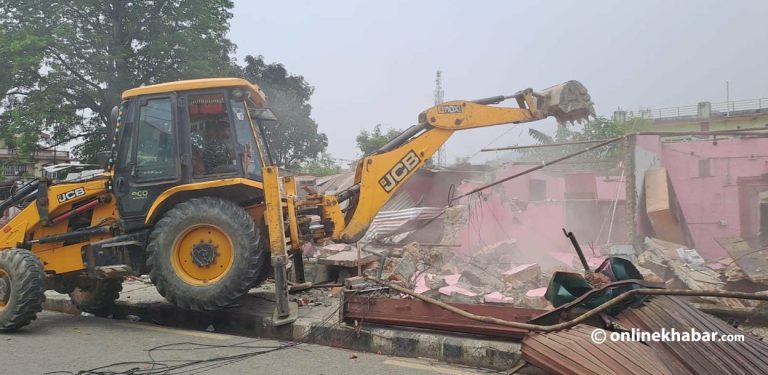 बुटवलका एक दर्जन टहरामा चल्यो डोजर