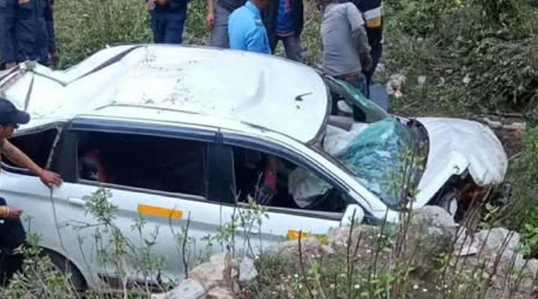 बैतडीमा भारतीय नम्बरको कार दुर्घटना हुँदा तीन घाइते