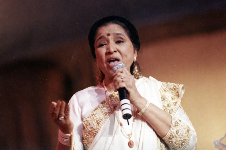 आशा भोसलेको पाँच दशकको संगीत यात्रा : २० भाषामा १२ हजार गीत