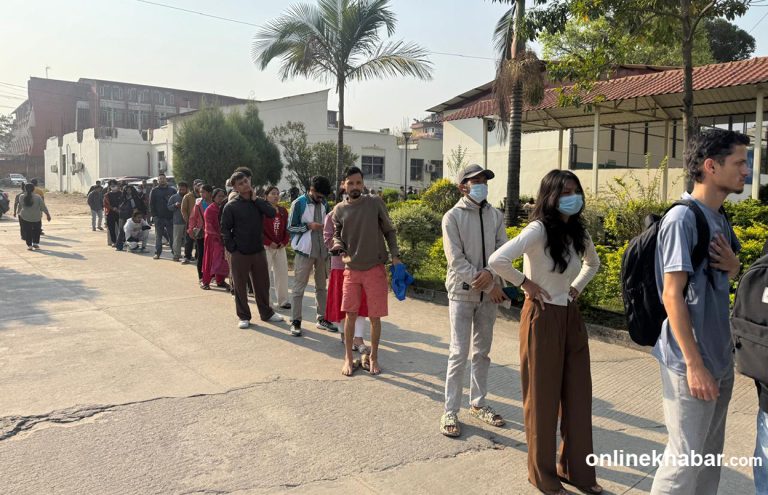 ‘लाइन होइन अनलाइन’ भन्नेहरुलाई गिज्याउने सिभिल अस्पतालको भिड