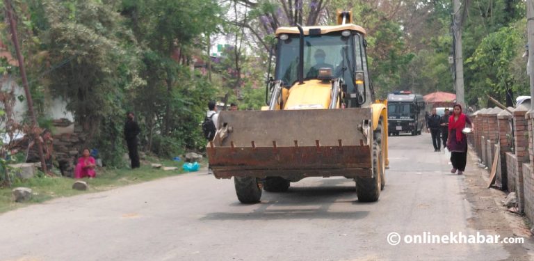 थापाथलीको सुकुमवासी बस्तीका संरचना भत्काउन थपिए २ डोजर