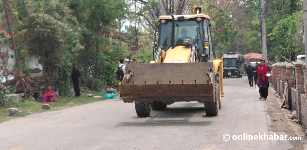 थापाथलीको सुकुमवासी बस्तीका संरचना भत्काउन थपिए २ डोजर