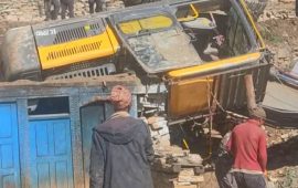 डोल्पामा सडक खन्ने क्रममा घरमाथि खस्यो डोजर, दुई घरमा क्षति