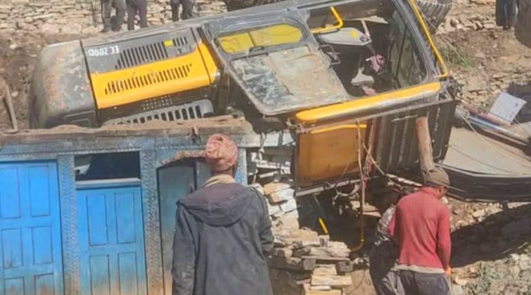 डोल्पामा सडक खन्ने क्रममा घरमाथि खस्यो डोजर, दुई घरमा क्षति