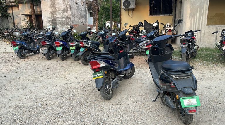 भन्सार छलीका २२ थान इलेक्ट्रिक स्कुटर बरामद