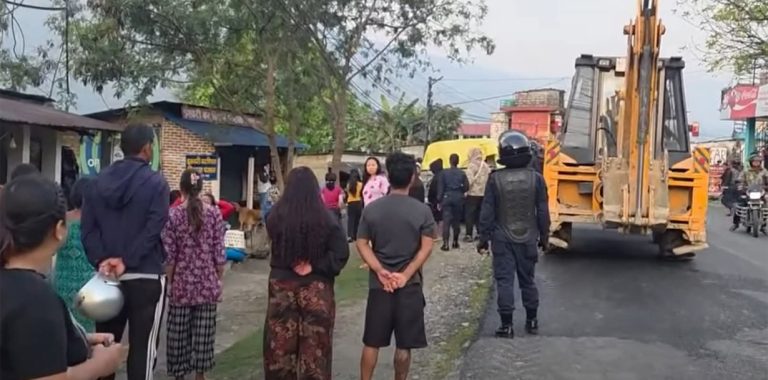 फेवाताल छेउछाउका संरचनामामा चल्यो डोजर