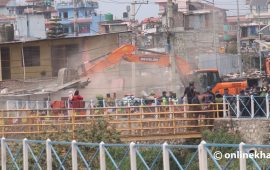 गैरीगाउँको सुकुमवासी बस्तीमा पनि चल्यो डोजर (तस्वीरहरू)