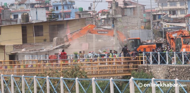 गैरीगाउँको सुकुमवासी बस्तीमा पनि चल्यो डोजर (तस्वीरहरू)