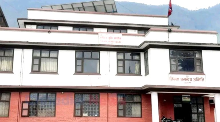 गुल्मीमा बादर-बनेल आतंक : जनप्रतिनिधिबीच बस्ती नै सार्ने विकल्पमा छलफल