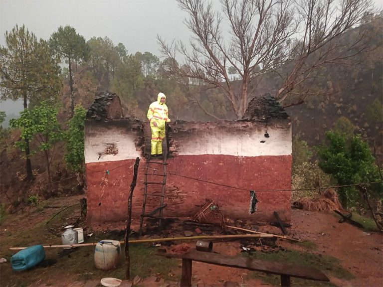 धुर्कोटमा चट्याङले घर जलेर नष्ट, ६ जना विस्थापित
