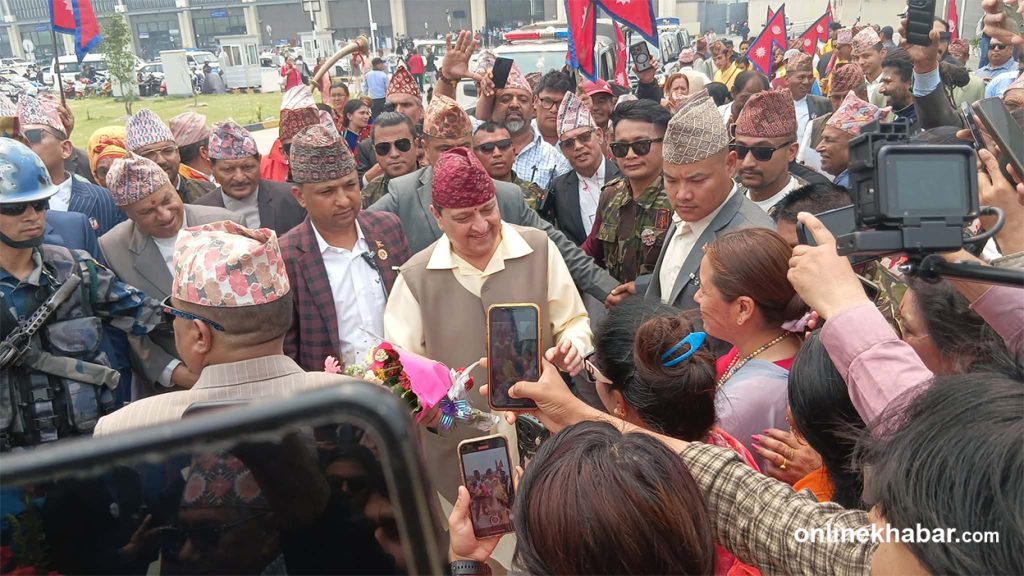 पोखरा आइपुगे ज्ञानेन्द्र शाह, विमानस्थलमा बाजागाजासहित स्वागत